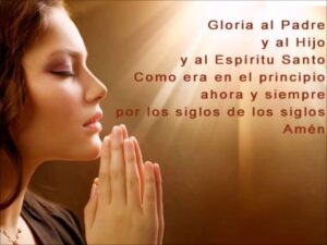 Aprende a rezar la Gloria: la oración que alaba a Dios Padre, Hijo y Espíritu Santo.