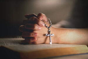 ¿Cuál es el día de la semana para rezar el Rosario? Descubre la respuesta aquí.