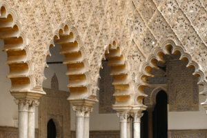 Descubre cómo acceder al Alcázar y disfruta de su belleza e historia.