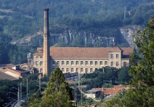 Descubre la fábrica más grande de España y su impresionante producción industrial
