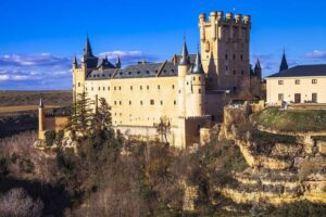 Descubre la historia del Alcázar de Toledo y su ilustre residente, ¿quién fue el rey que habitó en él?
