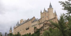 Descubre la historia y la grandeza del antiguo Alcázar de Madrid, símbolo de la monarquía española.