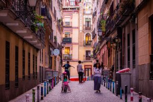 Descubre las calles que conforman el emblemático barrio de Malasaña en Madrid