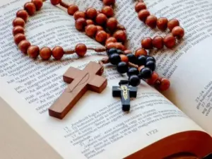 Descubre las peticiones más poderosas que puedes hacer en un rosario