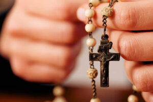 Descubre los nombres de los 5 misterios gloriosos de la fe católica
