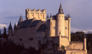 Descubre quién posee la majestuosa fortaleza del Alcázar de Segovia