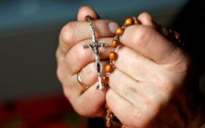 El momento de rezar el rosario: horarios, tradiciones y devociones