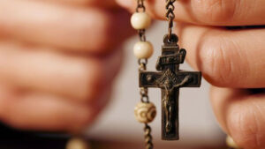El significado profundo y espiritual de la Cruz en el rosario: una guía para comprender su importancia en la oración católica