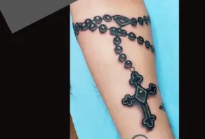 ¿Qué simboliza llevar un rosario en el brazo y cuál es su significado?